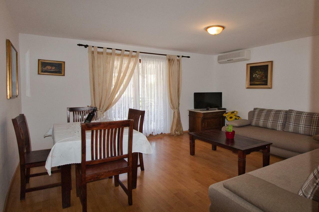 Apartments Si ロヴィニ エクステリア 写真